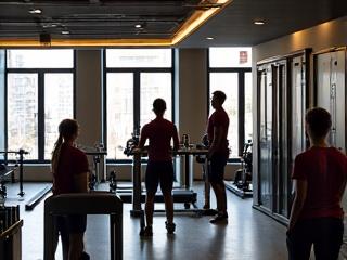 Atleti che si allenano in una palestra moderna di lusso, con attrezzature all'avanguardia